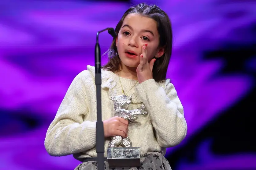 La espa&ntilde;ola Sofia Otero, de 9 a&ntilde;os, recibe su premio en la Berlinale. SPORT