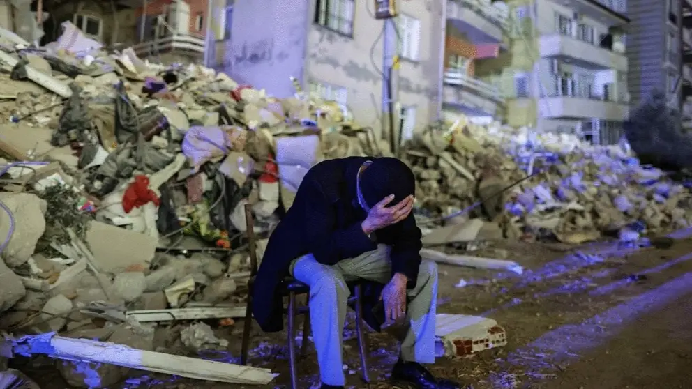 Un adulto mayor se lamenta tras el nuevo sismo en Turqu&iacute;a. EFE