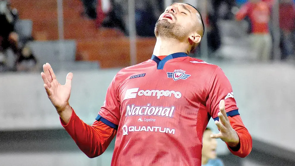 Miguel Bianconi lamenta una ocasión perdida en el empate rojo contra Vaca Díez en Cochabamba. DICO SOLÍS
