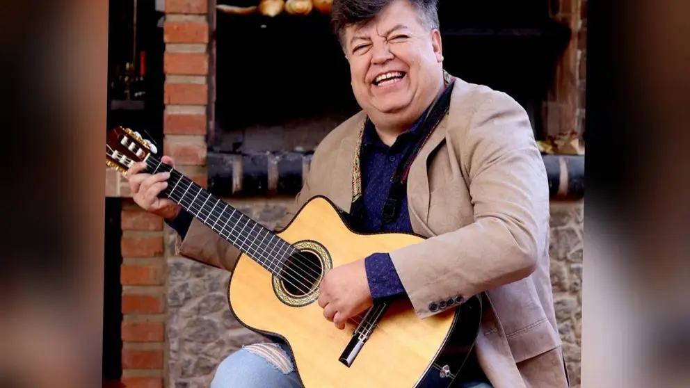 Edwin Castellanos, con guitarra en mano. TUPAY
