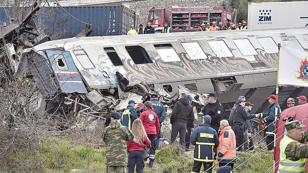 Una imagen de uno de los vagones despu&eacute;s de que ocurriera el siniestro en Grecia. T13.CL