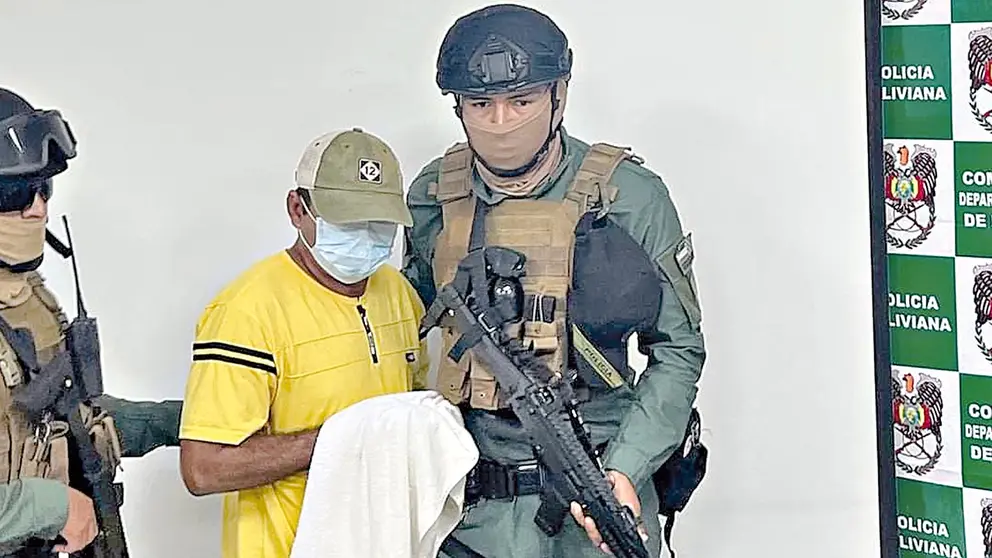 Presentan al policía sindicado de facilitar el arma a un recluso del penal de Villa Busch. FACEBOOK JUAN CARLOS LIMPIAS
