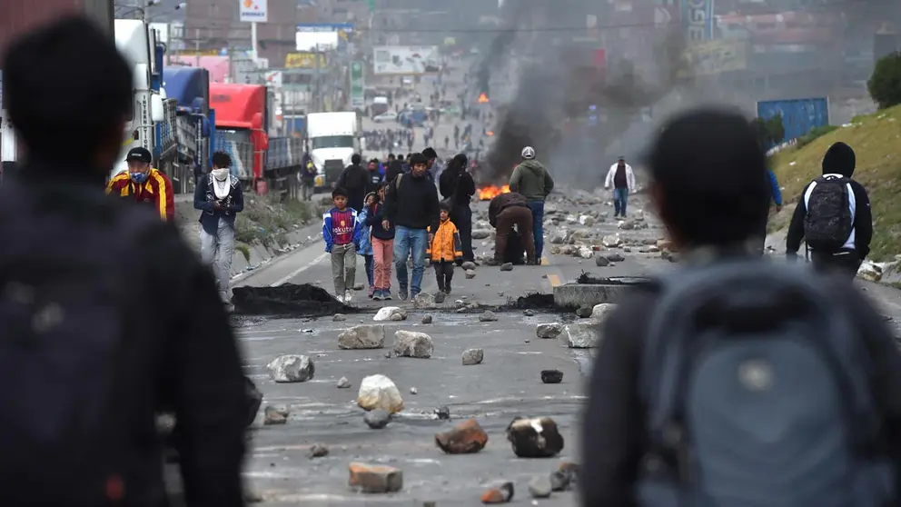 Vista general de una carretera bloqueada por piedras y escombros por las protestas, en una fotografía de archivo. EFE