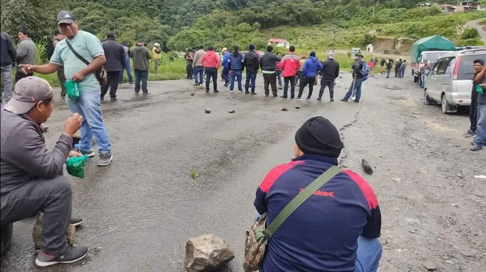 Transportistas del Tr&oacute;pico bloquean la ruta que une Cochabamba con Santa Cruz, a la altura del kil&oacute;metro 90, en el sector de Locotal. RRSS