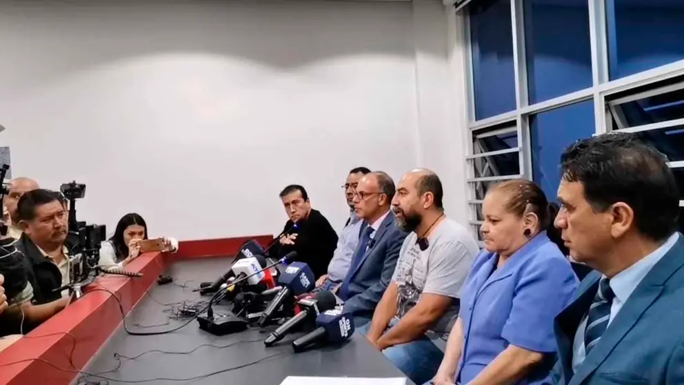 Omar Mustaf&aacute; (c) brinda declaraciones a la prensa deportiva en la sede del H&eacute;rcules qhochala. Captura de pantalla Club Deportivo Jorge Wilstermann.