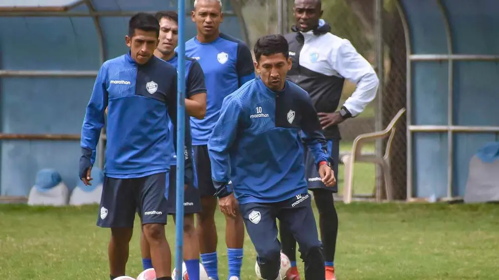 Jair Torrico maneja el bal&oacute;n en una pr&aacute;ctica del Equipo del Pueblo en su complejo de Alalay. DICO SOL&Iacute;S.