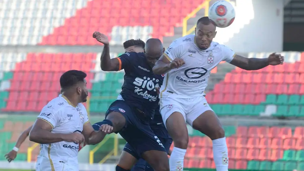 Una jugada del 1-1 que Royal Pari y Real Santa Cruz protagonizaron en el Tahuichi. APG