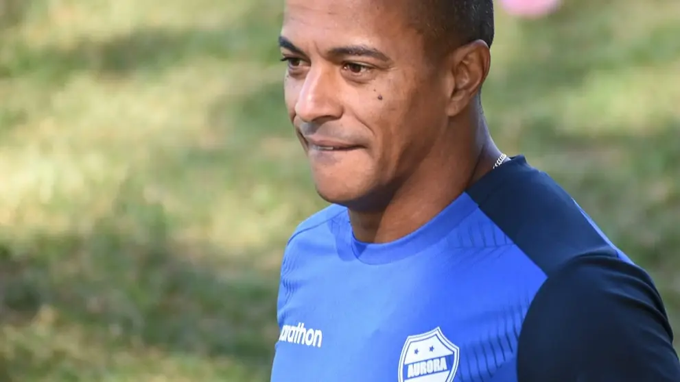 Serginho, vistiendo la camiseta de Aurora, en su primer entrenamiento con el plantel. DICO SOL&Iacute;S