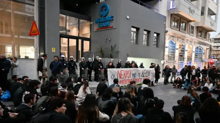 Protestas en Grecia por la situaci&oacute;n de sistema ferroviario tras tr&aacute;gico accidente. El Pa&iacute;s.