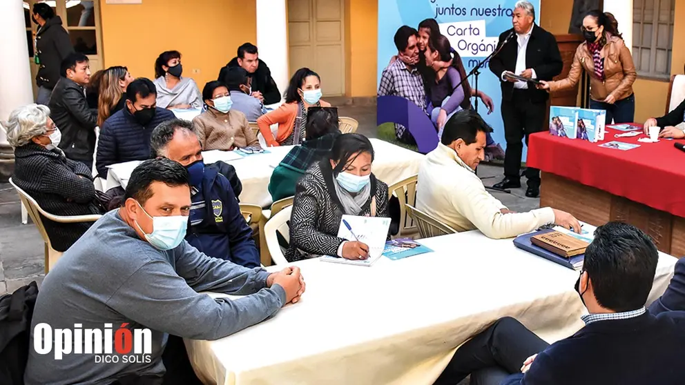 Un sector reunido con concejales para elaborar la Carta Org&aacute;nica, en meses anteriores. DICO SOL&Iacute;S