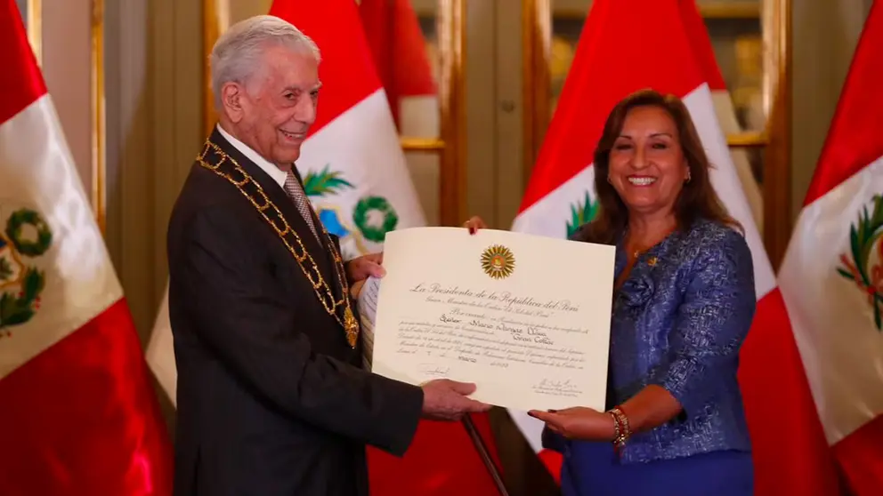 Vargas Llosa recibiendo la m&aacute;xima condecoraci&oacute;n del Per&uacute; de manos de Dina Boluarte. EFE