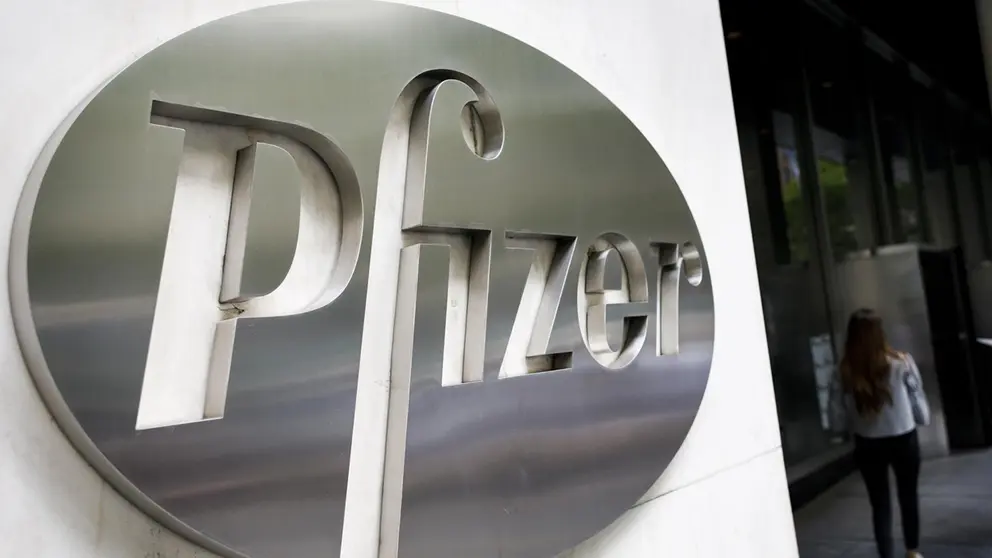 Letrero de Pfizer, en una de sus instalaciones./ EFE