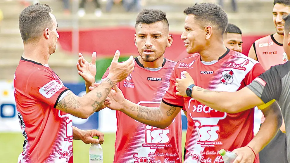 Jugadores de Nacional Potosí festejan una victoria.         APG