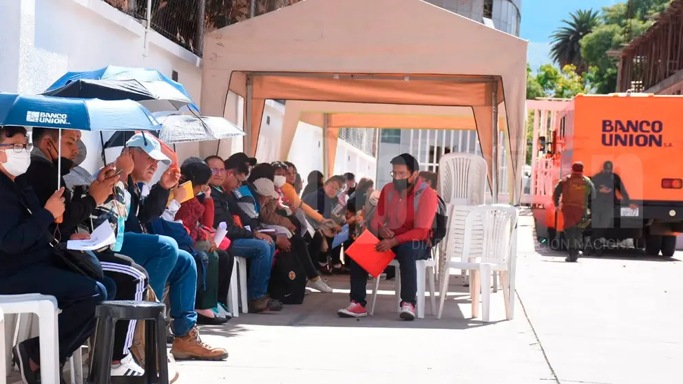 Ciudadanos cochabambinos en el Banco Uni&oacute;n de la Llajta. DICO SOL&Iacute;S