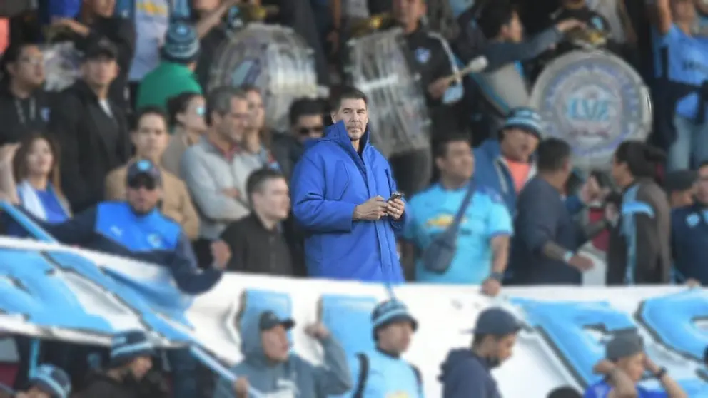Marcelo Claure, entre la hinchada, viendo a Bol&iacute;var frente a Aurora. APG