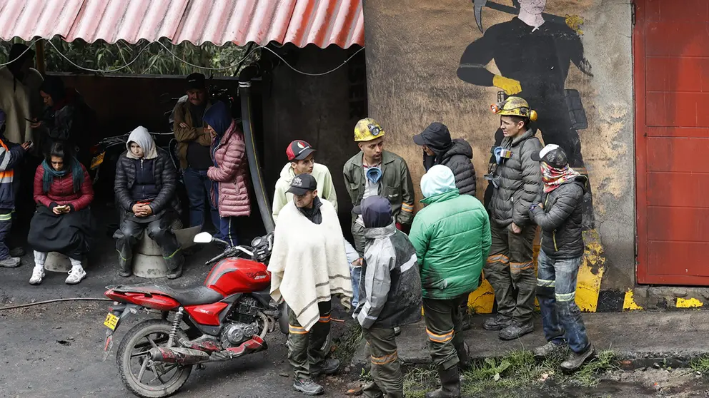 Familiares y amigos esperan a que los mineros atrapados por una explosi&oacute;n en una mina de carb&oacute;n sean rescatados este 15 de marzo de 2023, en Sutatausa (Colombia). EFE
