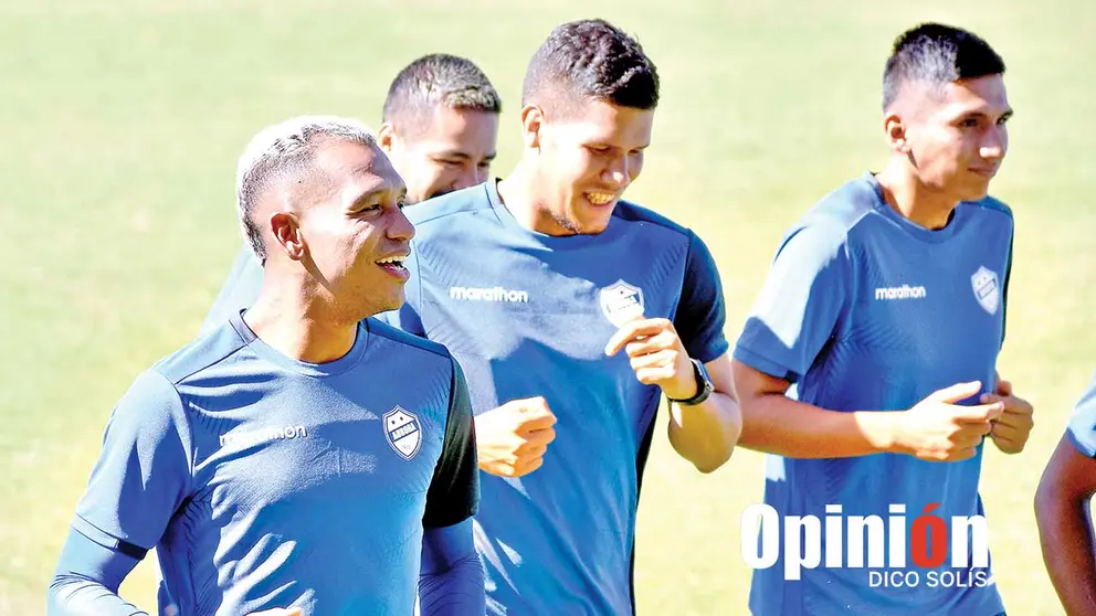Jugadores celestes, durante una pr&aacute;ctica en Alalay. DICO SOL&Iacute;S
