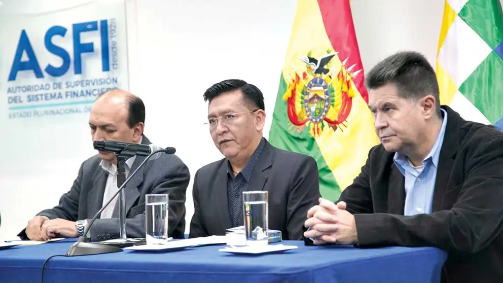 El director de la ASFI, Reynaldo Yujra (centro), y ejecutivos de la entidad, en conferencia de prensa. ABI