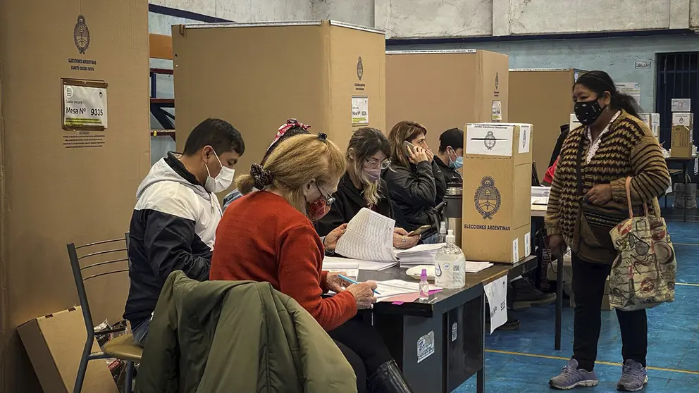 Un puesto de votaci&oacute;n, durante una jornada de comicios primarios, en Buenos Aires (Argentina). EFE