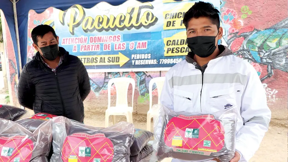 La harina que obtienen de los desechos del matadero, durante una feria de iniciativas ambientales en Sacaba. ALCALD&Iacute;A DE SACABA