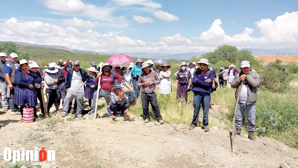 Comunarios en la zona del conflicto, este 25 de marzo. /  DICO SOLÍS