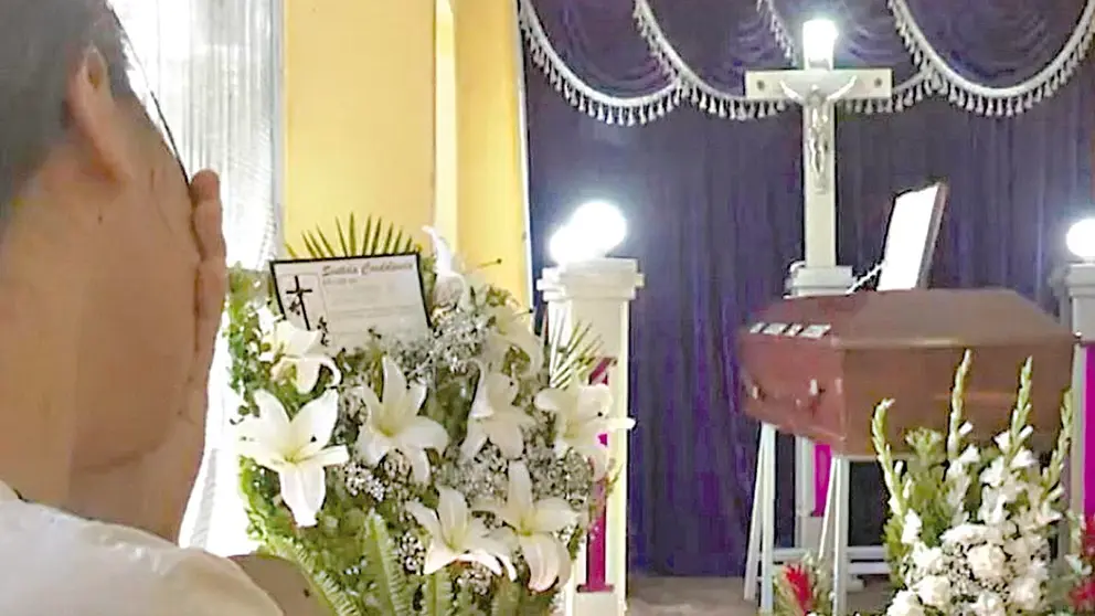 Velan el cuerpo de Mar&iacute;a Alejandra, v&iacute;ctima de feminicidio en Cotoca./ FISCAL&Iacute;A