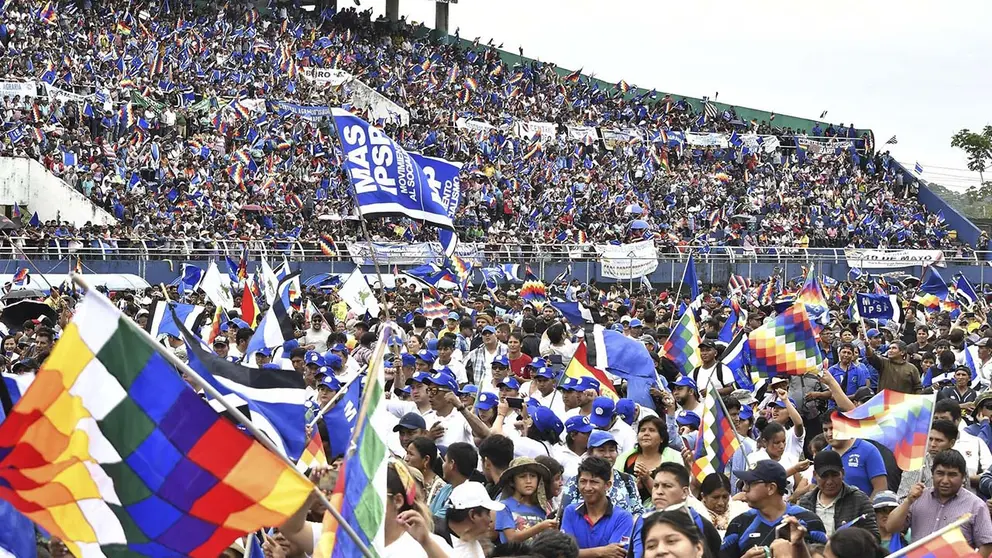 Cientos de personas participan en el aniversario 28 del Movimiento al Socialismo (MAS), que lidera el expresidente Evo Morales, en un estadio de f&uacute;tbol, en el tr&oacute;pico del departamento de Cochabamba./ EFE