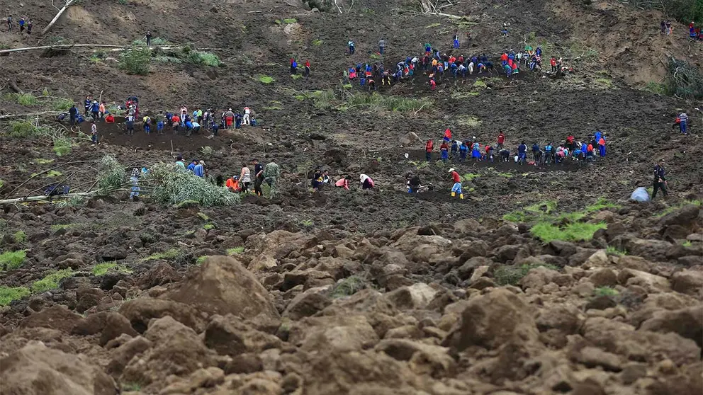 Rescatistas y pobladores buscan a las v&iacute;ctimas del alud, en Alaus&iacute; (Ecuador). EFE
