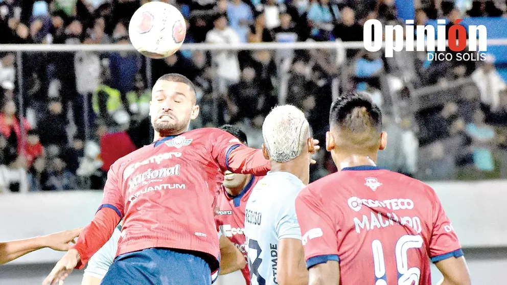 Miguel Bianconi pugna una pelota a&eacute;rea en el cl&aacute;sico valluno donde Wilstermann sucumbi&oacute; 0-2 contra Aurora./ DICO SOL&Iacute;S
