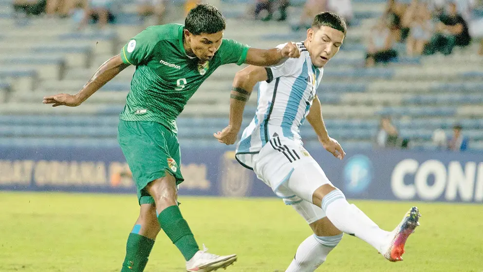 Una acci&oacute;n del match de Bolivia contra Argentina./ FBF
