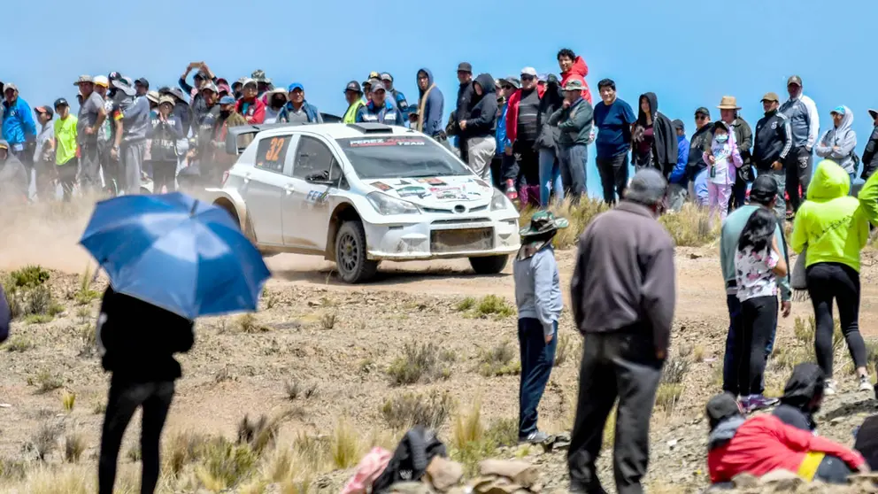 Torneo nacional de automovilismo que se desarrolló en el circuito de la población de Huayña Pasto Grande./ APG