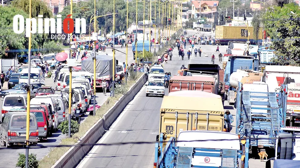 Veh&iacute;culos parados debido al bloqueo en la carretera al occidente, este 3 de abril./ DICO SOL&Iacute;S