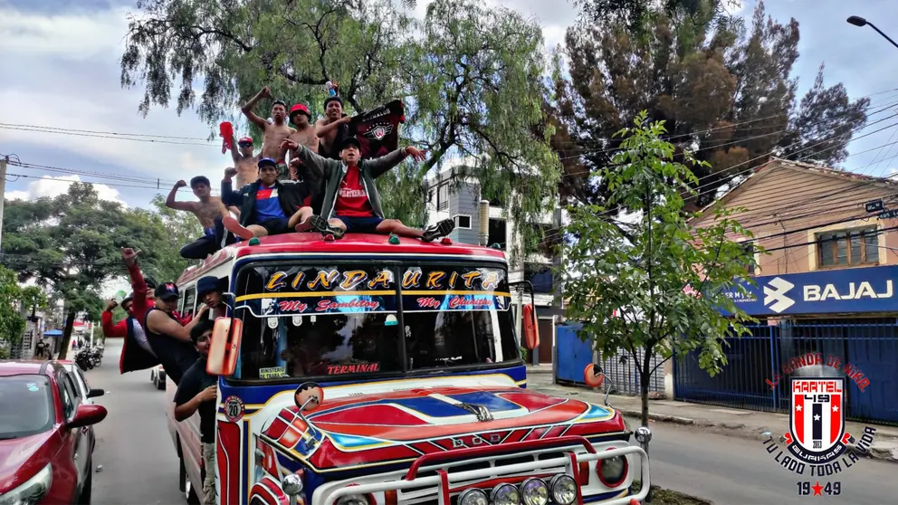 Integrantes de los Gurkas, en una fecha pasada, celebrando una conquista de Wilster. ARCHIVO