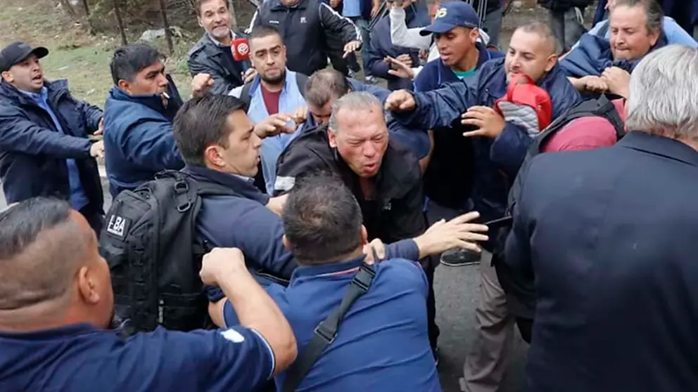El ministro siendo agredido por choferes de Buenos Aires. Fabi&aacute;n Marelli de La Naci&oacute;n