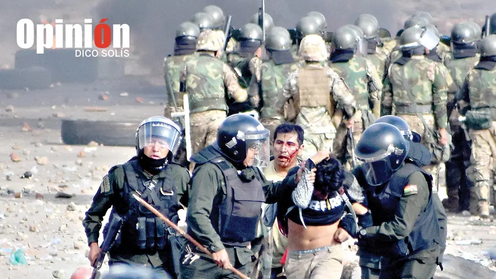 Cocaleros y uniformados en los conflictos del 15 de noviembre de 2019 en el puente Huayllani, Sacaba./ DICO SOL&Iacute;S