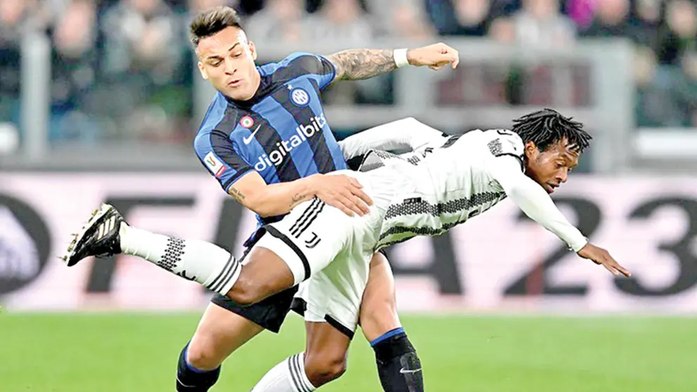 Mart&iacute;nez y Cuadrado pugnan un bal&oacute;n en Tur&iacute;n./ MARCA.COM