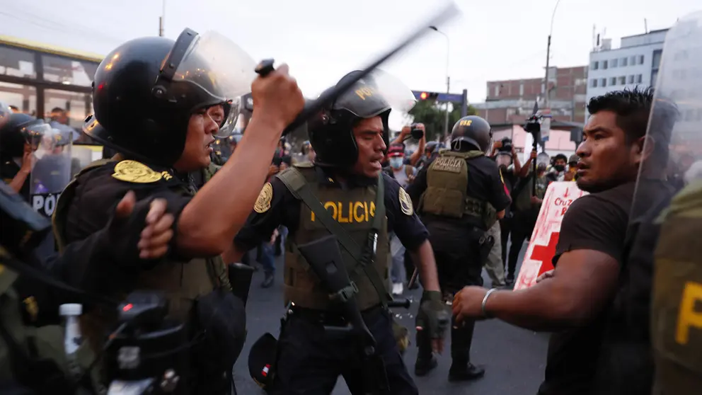 Manifestantes se enfrentan con miembros de la Polic&iacute;a durante una protesta, en Lima (Per&uacute;), en una fotograf&iacute;a de archivo./ EFE