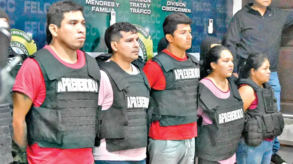Polic&iacute;a presenta a implicados en el asesinato del sargento Oliver Mendoza en Santa Cruz./ APG