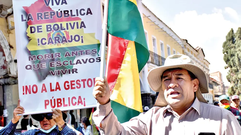 Afiliados de diferentes sectores marchan en contra de la Gestora P&uacute;blica en Cochabamba./ NO&Eacute; PORTUGAL