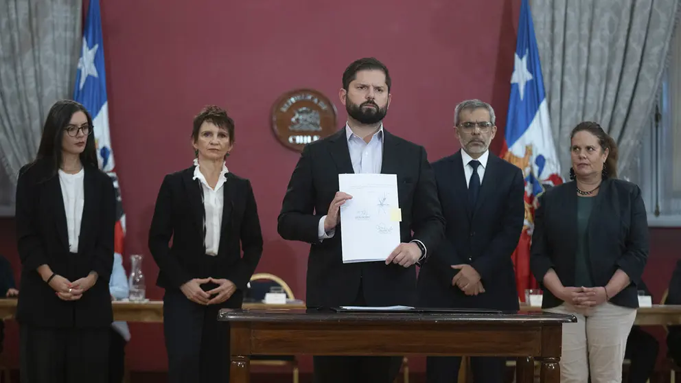 Fotograf&iacute;a cedida por presidencia de Chile, del mandatario, Gabriel Boric (c), junto a sus ministros, en Chile./ EFE