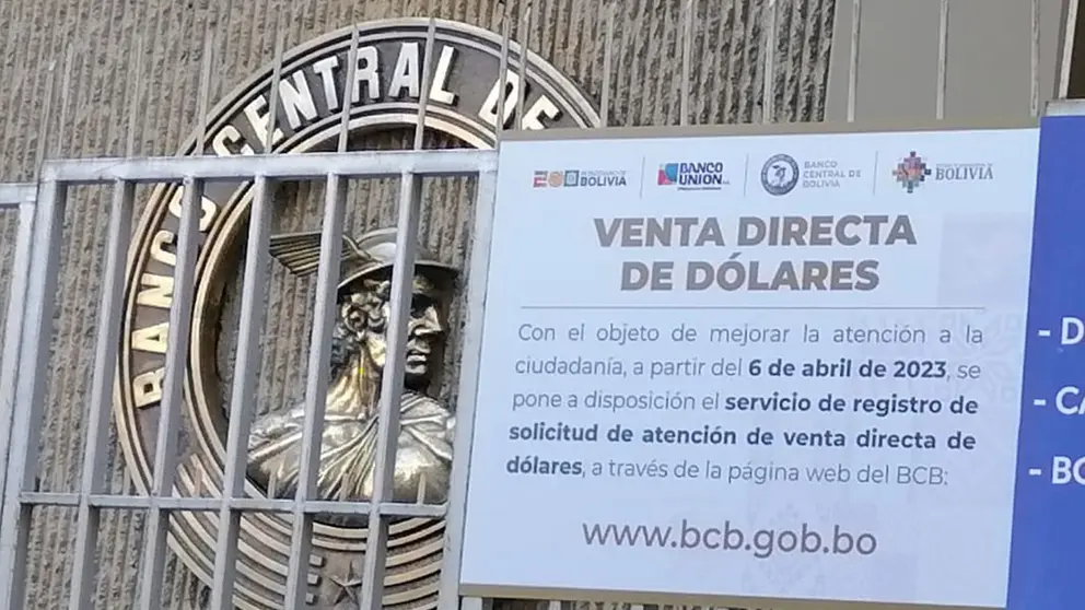 Comunicado emitido por el BCB en las puertas de sus instalaciones, en La Paz./ TOMADA DE ERBOL