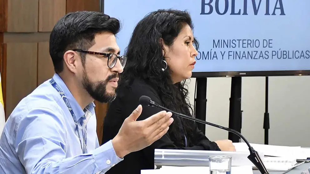 El viceministro interino de Pensiones y Servicios Financieros, Franz Apaza, en conferencia de prensa./ MEFP