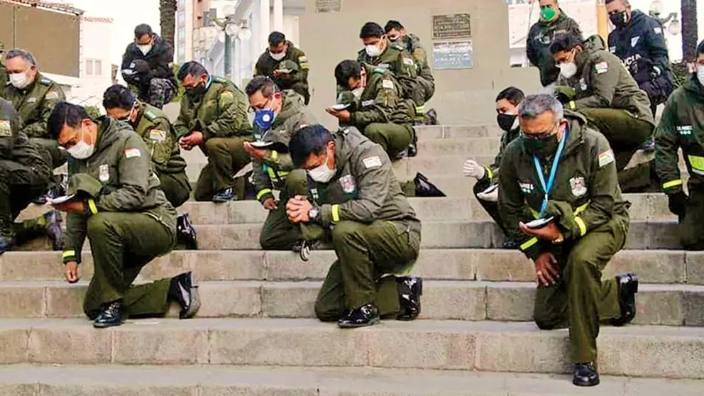 La Policía Boliviana, en un homenaje a los caídos, en 2020. / TWITTER POLIC&Iacute;A BOLIVIANA