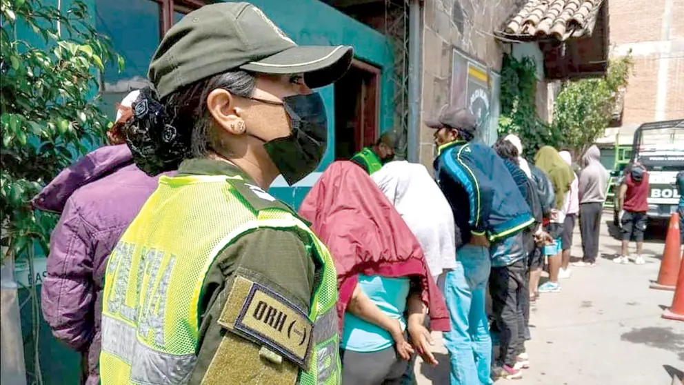 Algunos de los 29 antisociales arrestados por la Policía, en Cochabamba. / COMANDO DEPARTAMENTAL DE LA POLIC&Iacute;A