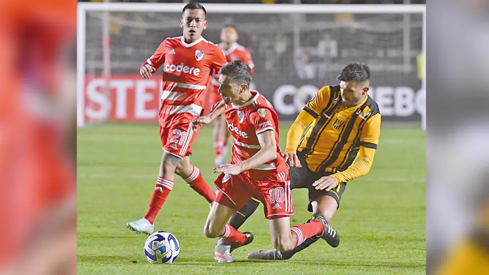 Una jugada del triunfo (3-1), que The Strongest logró sobre River Plate. / APG