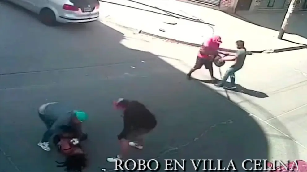 Argentina: 4 ladrones en auto robaron $us 600 a 2 bolivianos; la mujer luch&oacute; siendo apuntada