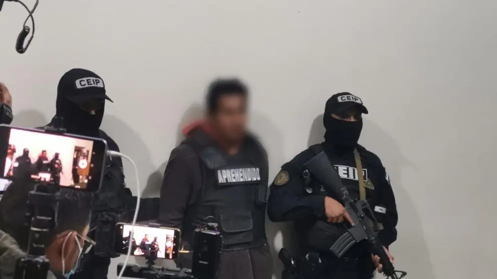 El presunto violador serial es presentado ante los medios de comunicaci&oacute;n. MARIELA COSS&Iacute;O