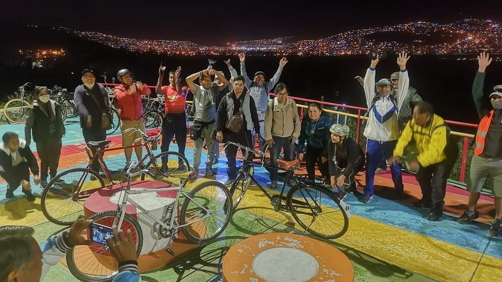 Ciclistas en su momento de descanso durante una caravana nocturna./BICICLETAS CL&Aacute;SICAS COCHABAMBA