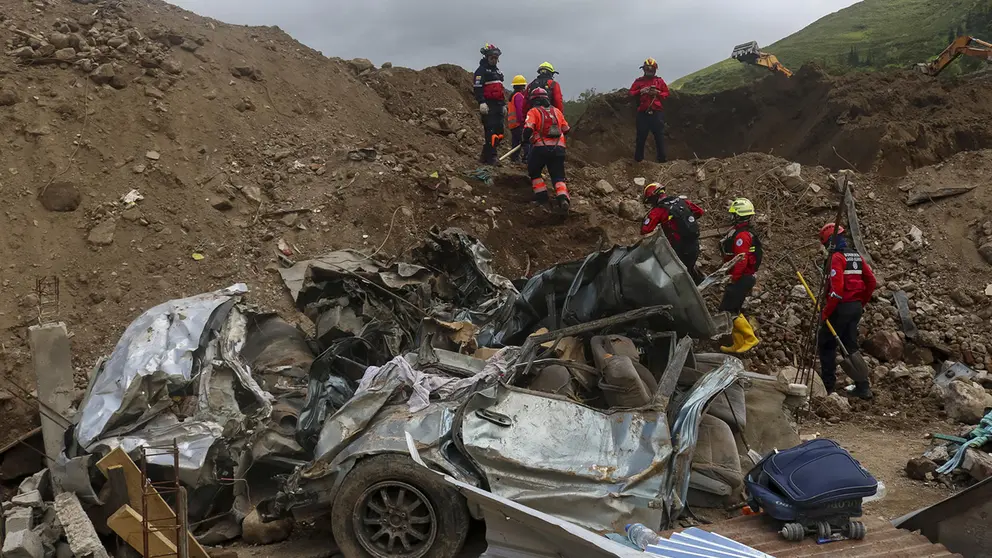 Rescatistas trabajan en la b&uacute;squeda de personas tras un alud, donde ya se han recuperado 34 cuerpos pero a&uacute;n se espera hallar 52 m&aacute;s, el 10 de abril de 2023, en Alaus&iacute; (Ecuador)./ EFE