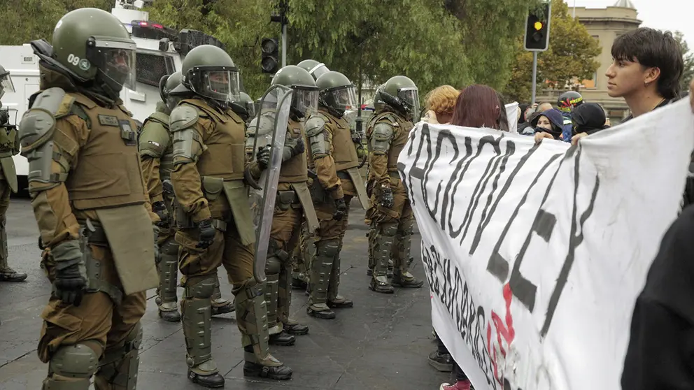 Un grupo de manifestantes (d) se movilizan hoy, en el centro de Santiago (Chile)./ EFE